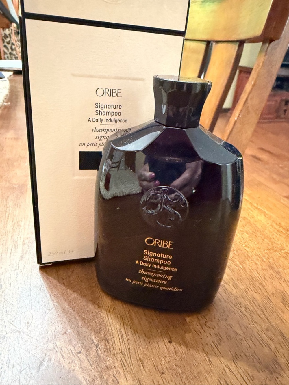 Oribe Signature Shampoo - Black with Gold Lettering